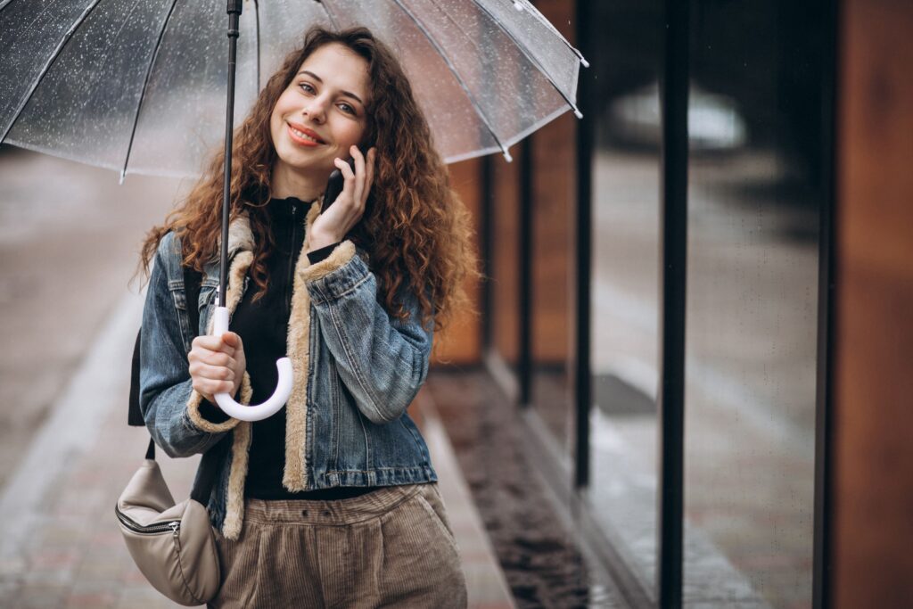 Lopend in de regen