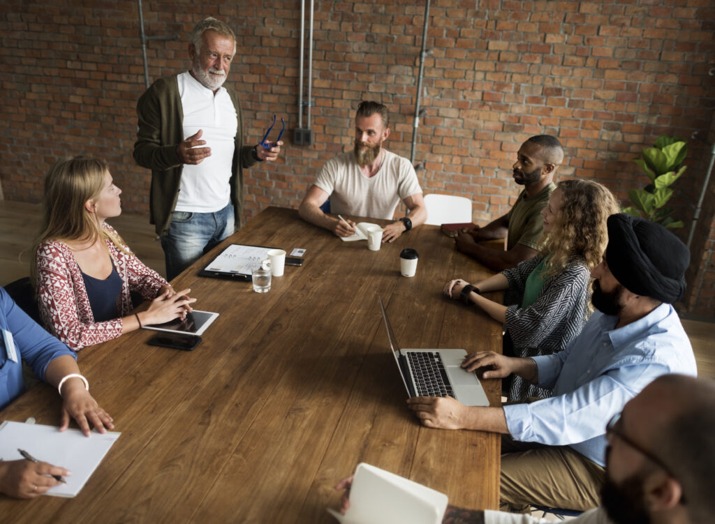 Groep internationale collega's in een vergadering.