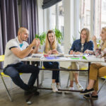 Groep jonge expats die Nederlandse lessen volgt.