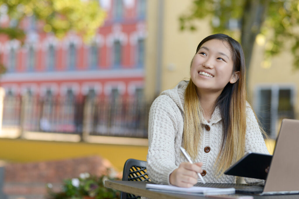 Student learning Dutch outdoor.